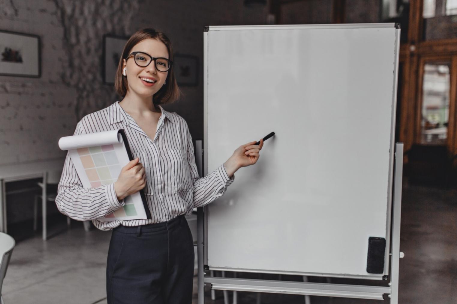 Frau arbeitet konzentriert an Finanzplanung am Computer